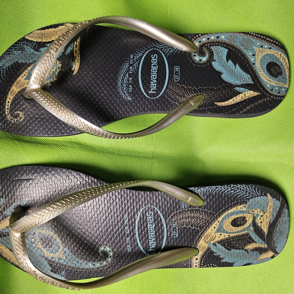 Havaianas Black and Gold Flip Flops